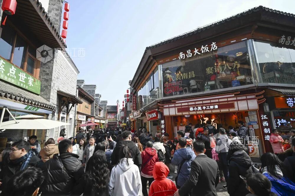 南昌万寿宫历史文化街区商圈人潮涌动(李劼 摄)