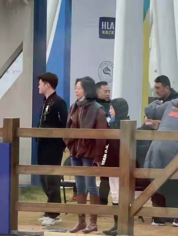 搜狐娱乐讯 近日,有网友拍到汪涵老婆杨乐乐带儿子参加马术比赛,11岁的沐沐侧脸很像汪涵。