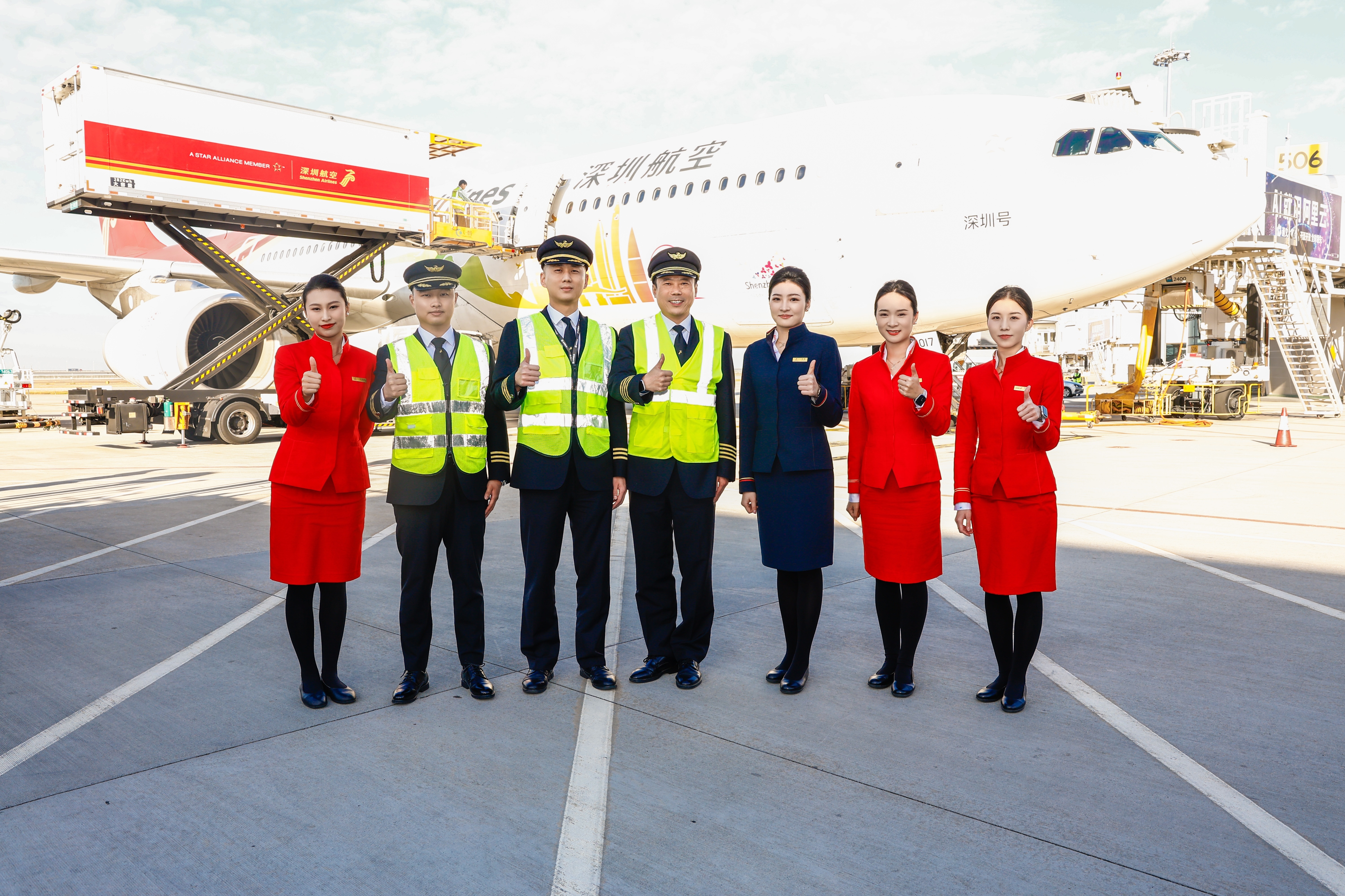 “深圳号”领衔启航 深圳航空圆满完成深圳机场三跑道首航任务