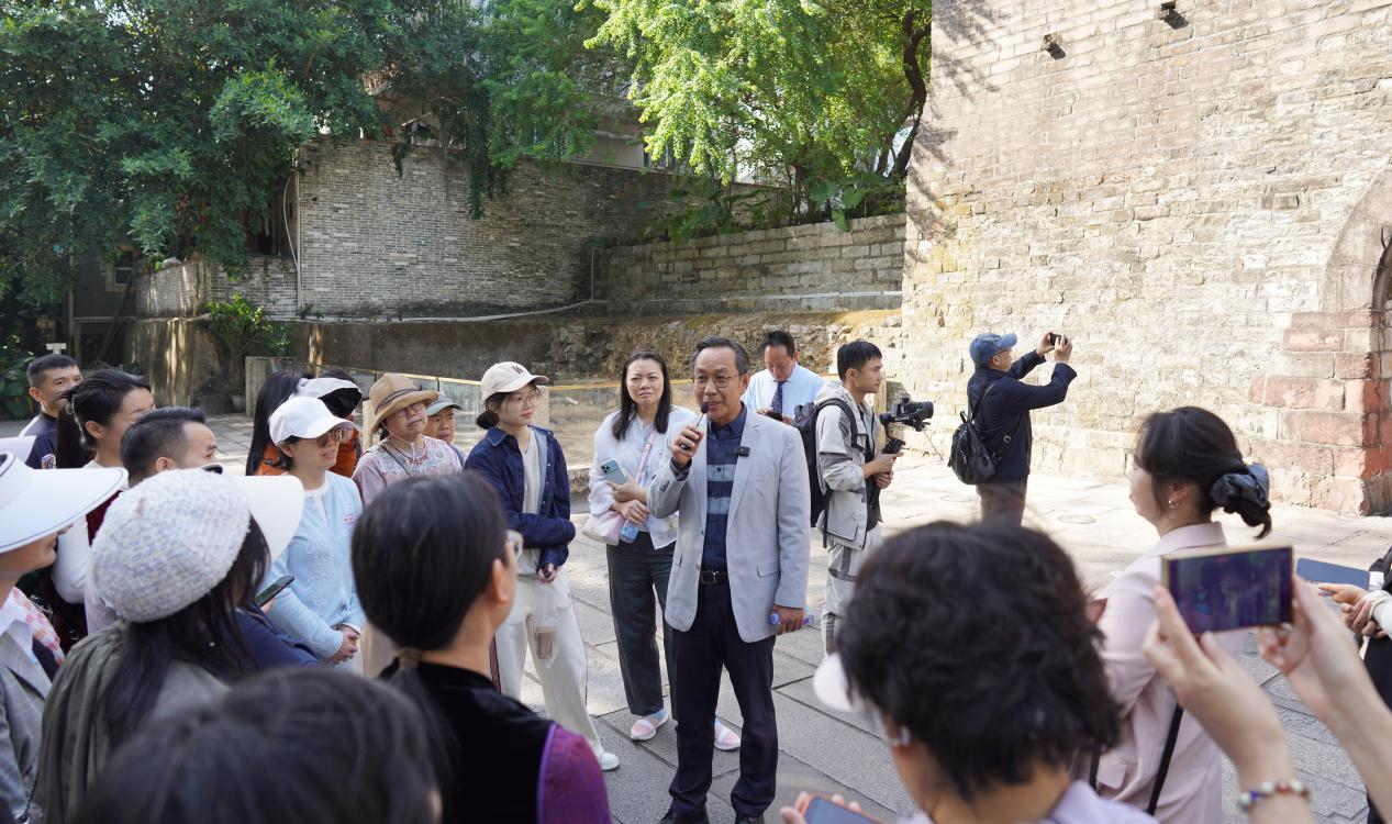南头古城南门外，木木老师向大家讲解南头古城的故事