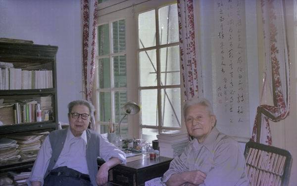 施蛰存（左）与沈仲章（右），上海施寓，1980年代；邵嫣贞摄。