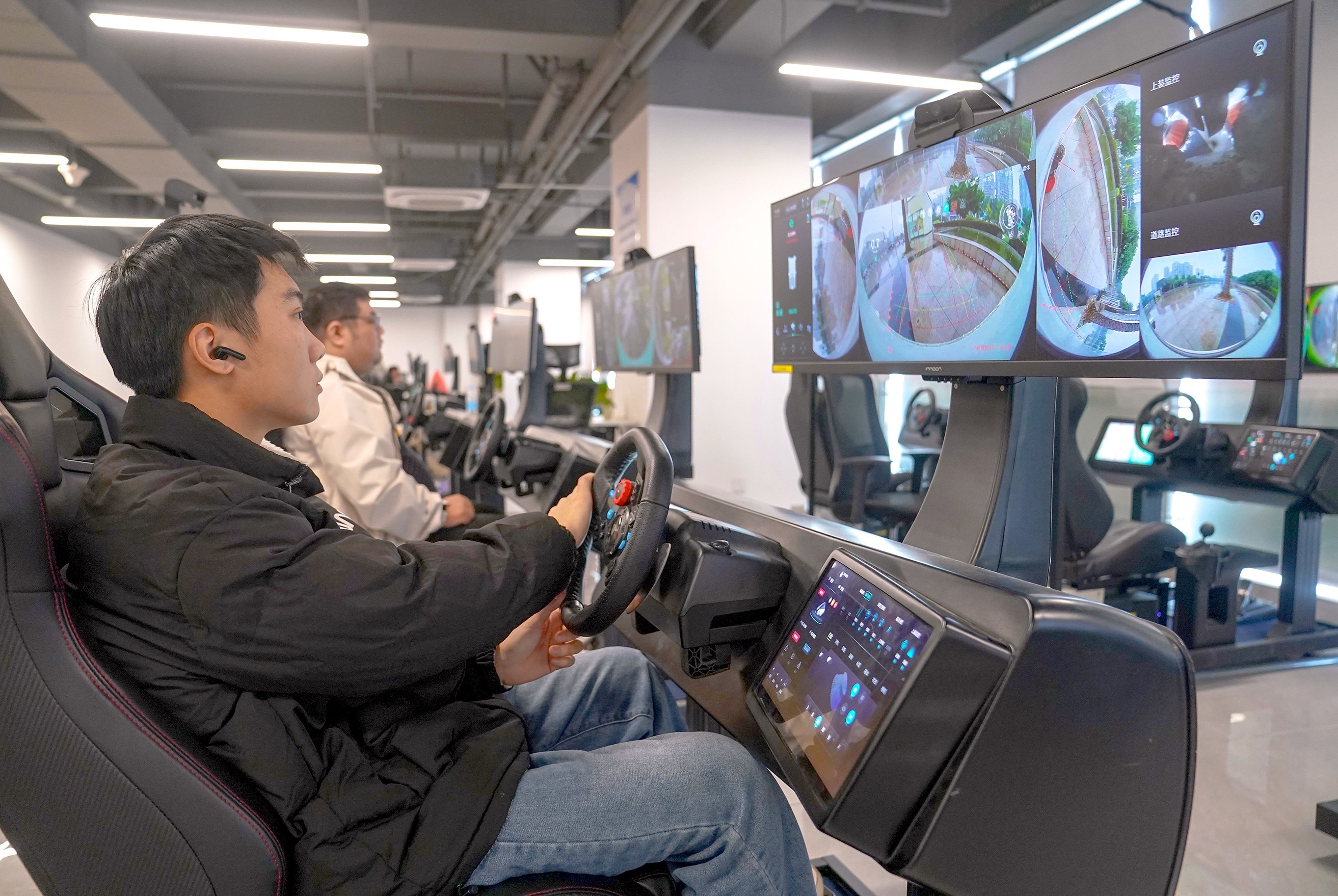 机器人“当班” 看高铁新区如何打造数字产业高地