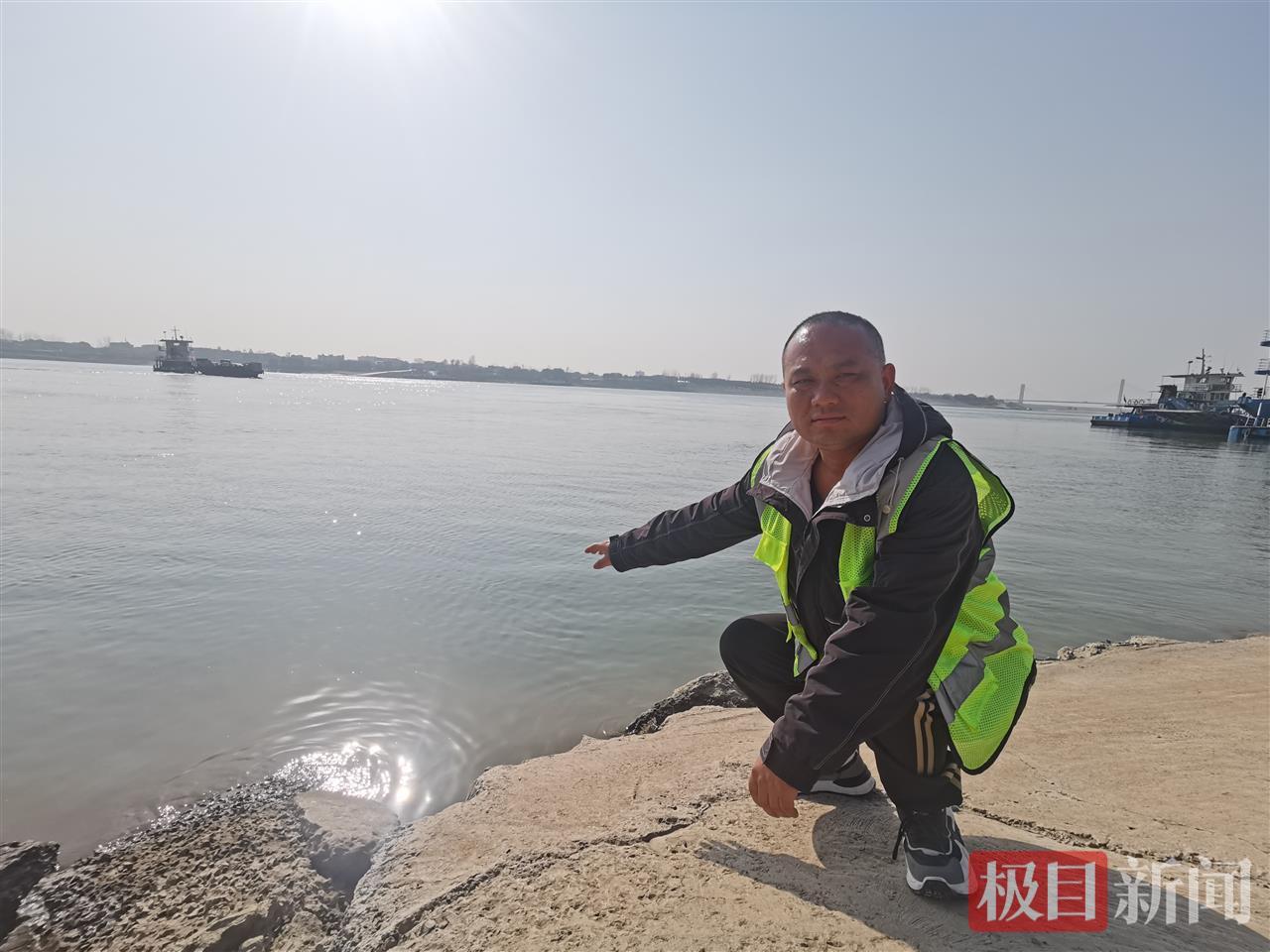 和顺96号渡船安全员圣康俊向极目新闻记者介绍救人经过(极目新闻记者 黄志刚 摄).jpg