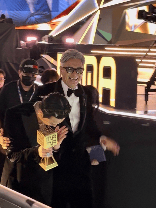 下台后两人一起离开。