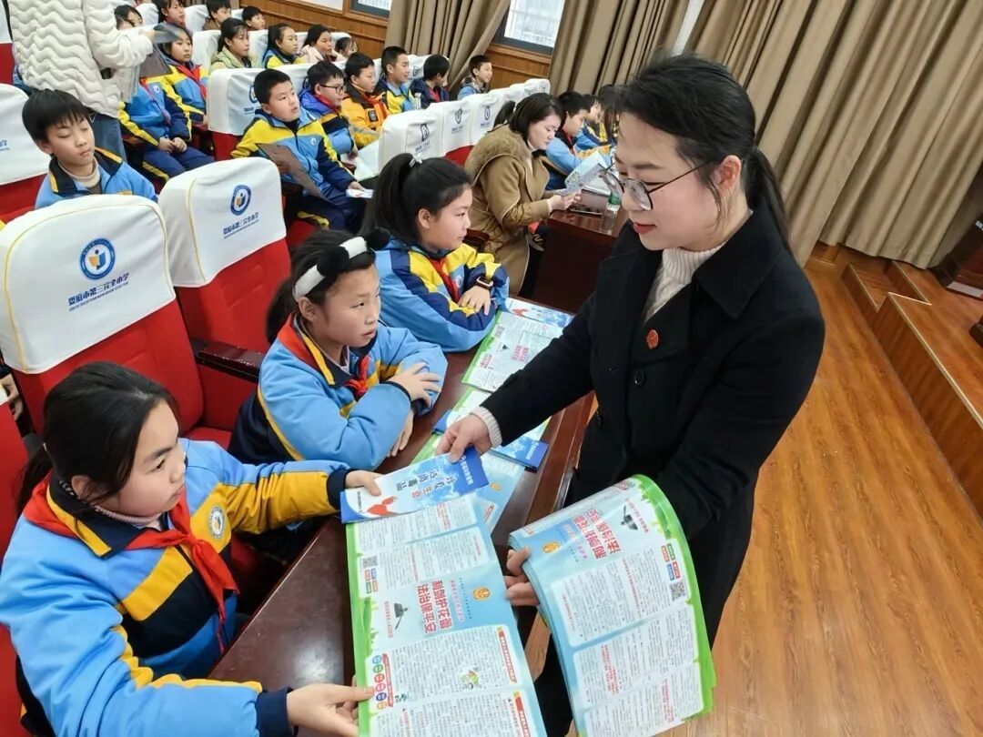 张乐琳走进校园，为孩子们普及未成年人保护相关法律知识。