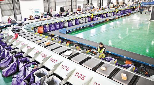 近日，在大名县“一品一播”产业园快递物流配送仓，工人在智能化分拣线上工作。本报记者 赵永辉摄