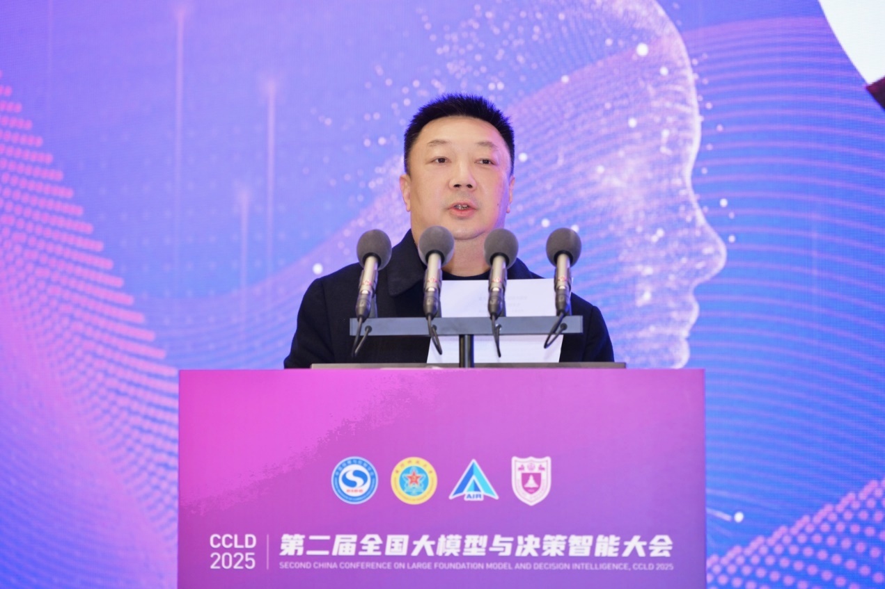 国防科技大学系统工程学院教授，专业技术少将刘忠介绍主论坛嘉宾