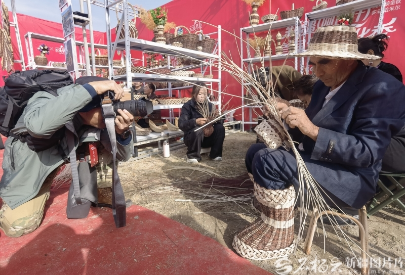 2025年10月25日，新疆阿图什首届红柳文化季上，柳编艺人如则·阿日普在向游客展示技艺。石榴云/新疆日报记者 陈疆林摄