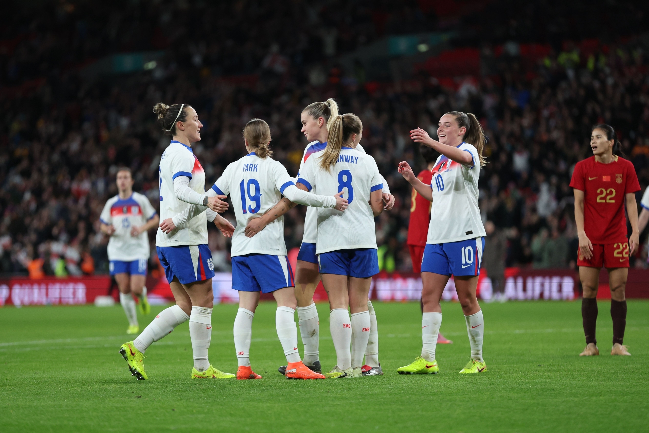 7万人现场见证!中国女足0-8英格兰