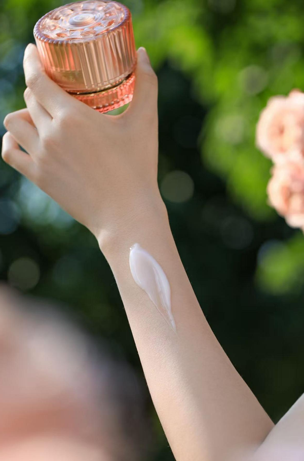 玫莉蔻水凝霜与花苞水，秋冬肌肤的诗意栖居，感受自然温柔馈赠