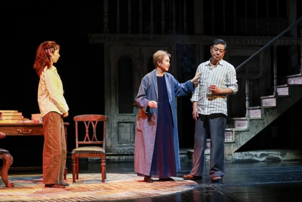 《小郡之秋》剧照　濮存昕饰演父亲贝弗利&middot;韦斯顿