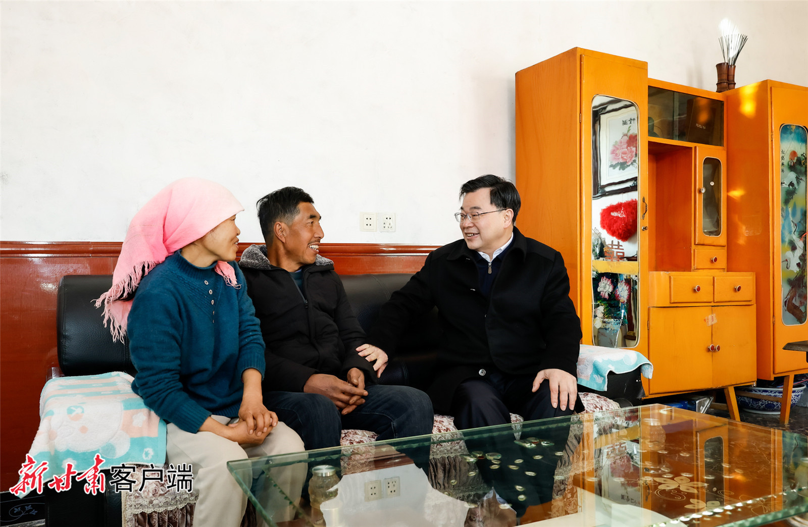 12月2日，省委书记、省人大常委会主任胡昌升在定西市陇西县、漳县和天水市武山县调研地震灾后恢复重建工作，看望慰问受灾群众、一线建设者和基层党员干部。新甘肃&middot;甘肃日报记者　孟捷