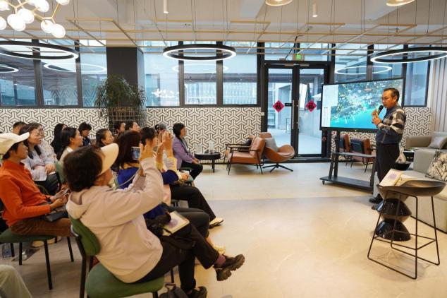 与此同时，“老深圳”们也通过走读重新审视并更深入地认识了自己长期生活的家园。在梅林社区居住已有二十余年的市民陈女士感慨地说，活动让她所居住的地方不再只是日常生活中的一个“落脚之地”，而是升华为承载记忆与情感的“精神家园”。多位在深圳生活数十年的老市民也表示，通过系统性的走读体验，他们更加全面、系统地理解了深圳改革开放的精神内核与其深厚文化根基如何相互融合、共同发展。