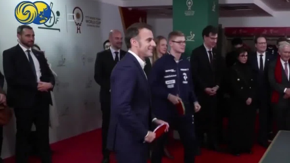 马克龙与中国乒乓球运动员打球互动