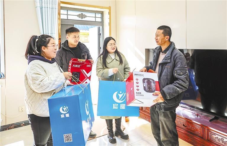 榆中县马坡乡马莲滩村安置点，工作人员为村民送来生活用品。