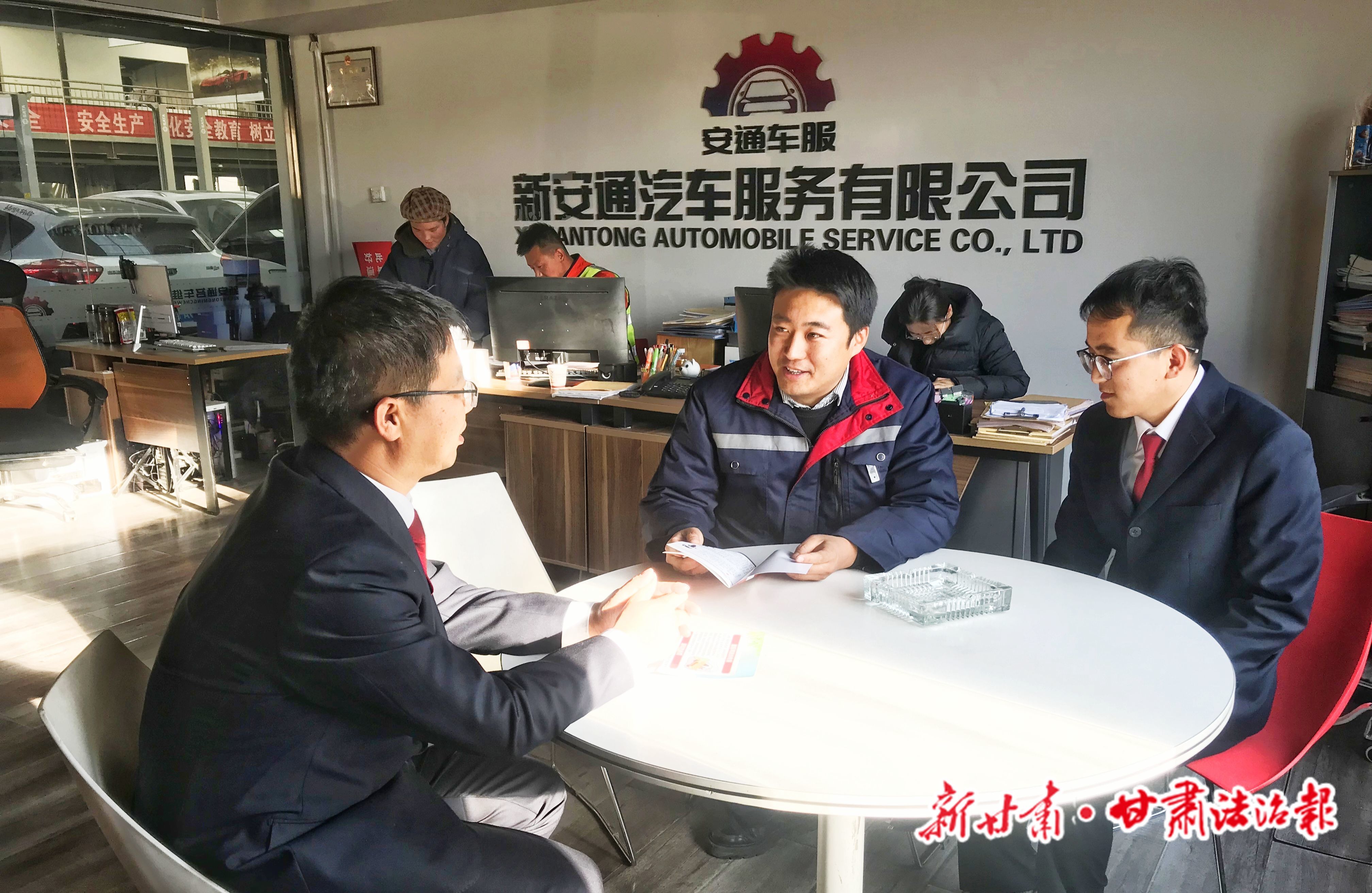 12月3日,东乡县法院法官走进部分企业开展宪法法律宣传活动,并针对法律风险“对症开方”。新甘肃·甘肃法治报记者 陈孝志 摄