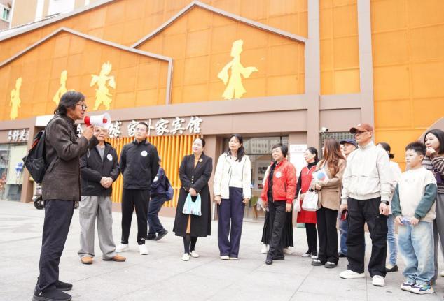 读者们走访完南园街道非遗主题图书馆，听胡野秋老师介绍历史