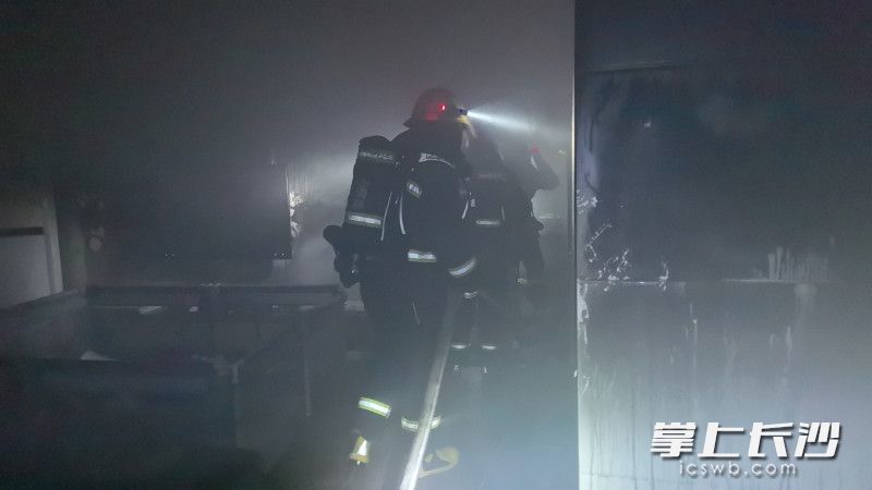 消防员在房间灭火。 长沙晚报通讯员 吴如意 摄