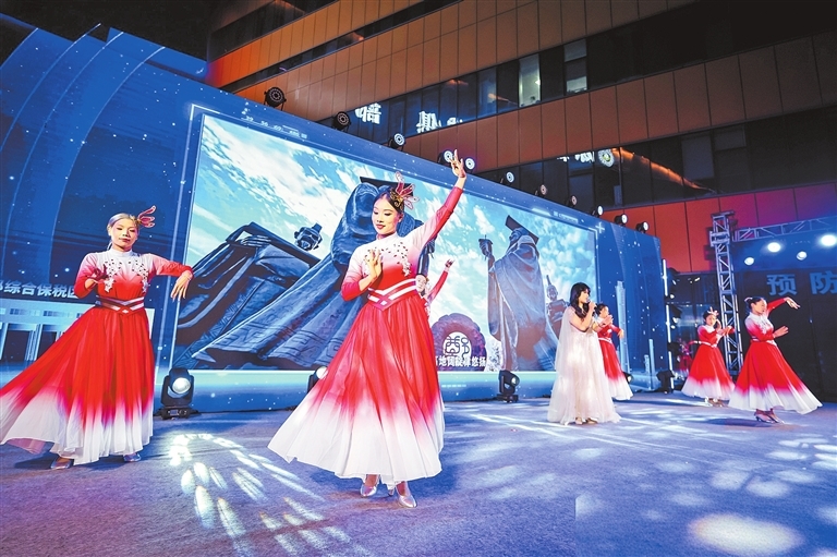 “港出彩 一起来”系列活动，把优质文化资源送到老百姓家门口。河南日报社全媒体记者 徐聪 摄