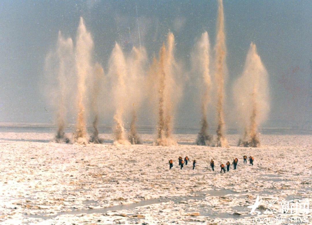 ◆人民治黄以来战胜了1969年、1970年严重凌汛,图为冰上爆破(图片来源:山东黄河河务局)