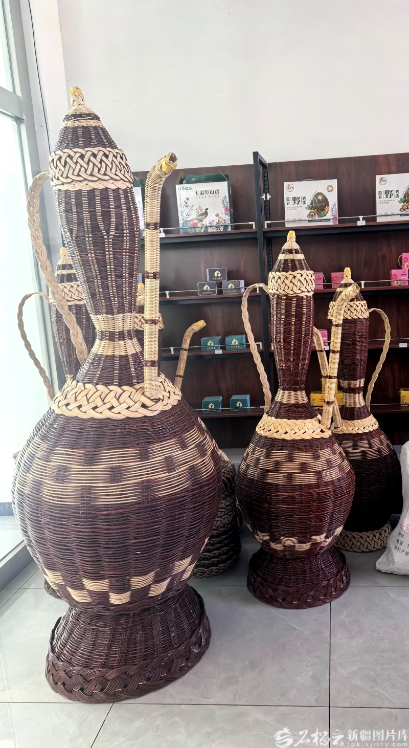 阿图什市哈拉峻乡艺彩坊手工艺品制作专业合作社展出的柳编工艺品（资料图）。图/阿依娜古丽·买买提托合提供