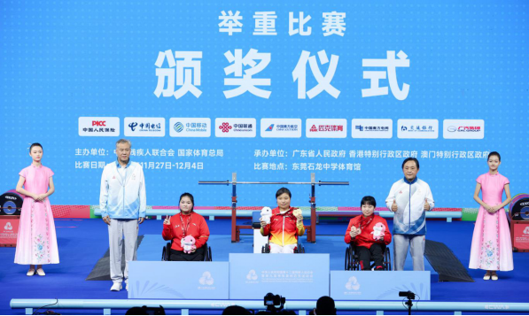 举重运动员肖培青（左一）