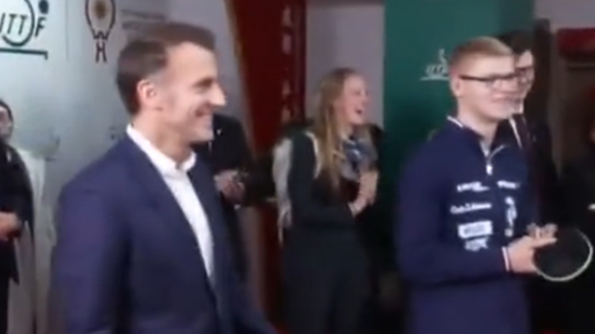 马克龙到访四川省体育馆，与中方代表王楚钦孙颖莎等互动，对练乒乓球王楚钦使出扣杀