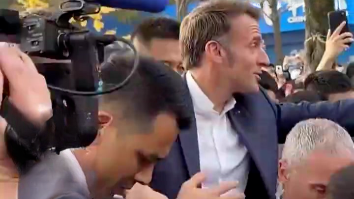 马克龙在川大与学生热情握手，现场“Welcome”声不断