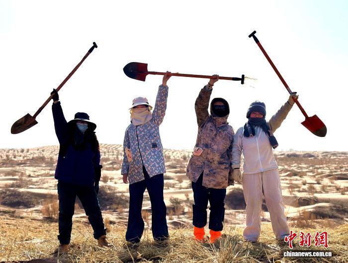 图为参与义务植树的“00后”大学生（资料图）　马俊河　摄