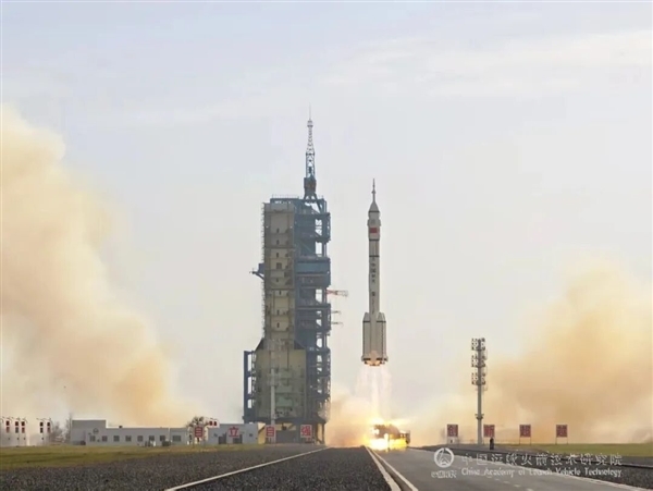 官方：航天员将对受损舷窗防护 神舟二十号以无人的状态返回地球