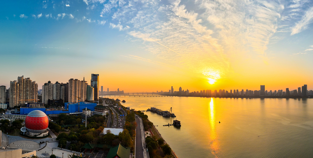 赣江两岸云霞似火,落霞铺金。大江新闻 全媒体记者 徐国亮 摄