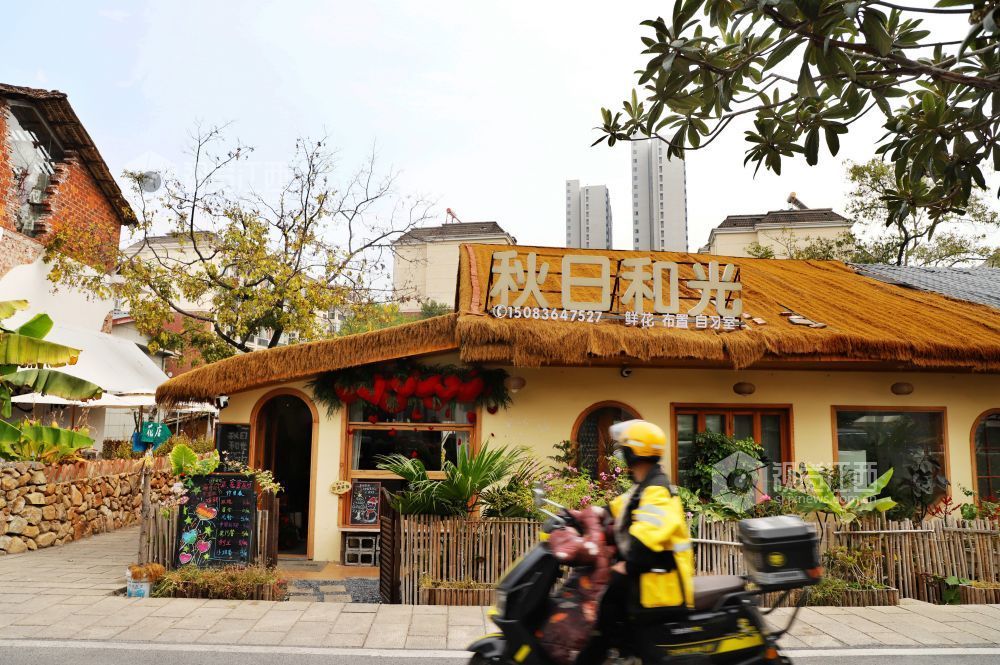 12月2日,一外卖骑手路过江西省新余市渝水区城北街道蛤蟆山村。