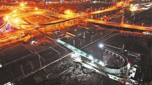 12月3日凌晨2时29分，石家庄环城绿道二期项目上跨石太铁路工程转体桥，顺利完成转体，稳稳跨越7条运营中的石太铁路线。 赵紫洲摄