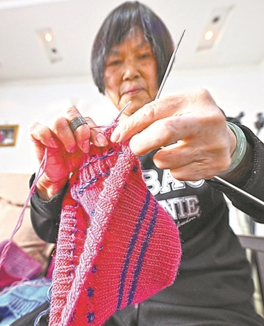 陈满娇一有时间就忙着织毛衣、做棉鞋，准备送给有需要的孤寡老人。