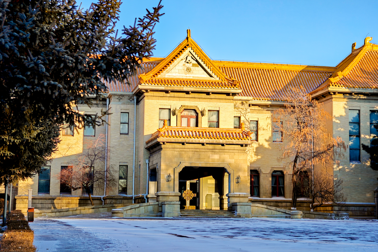 初雪朝阳布洒在长春伪满皇宫。杨铭/摄