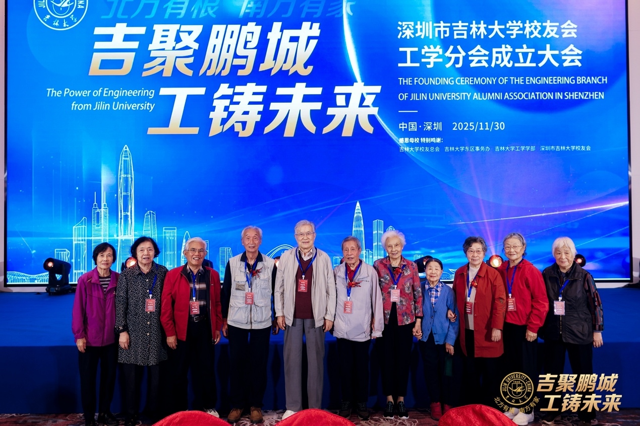 可爱的“八零后九零后”前辈校友们当天坚持乘地铁前往,说“不给年轻人添麻烦”