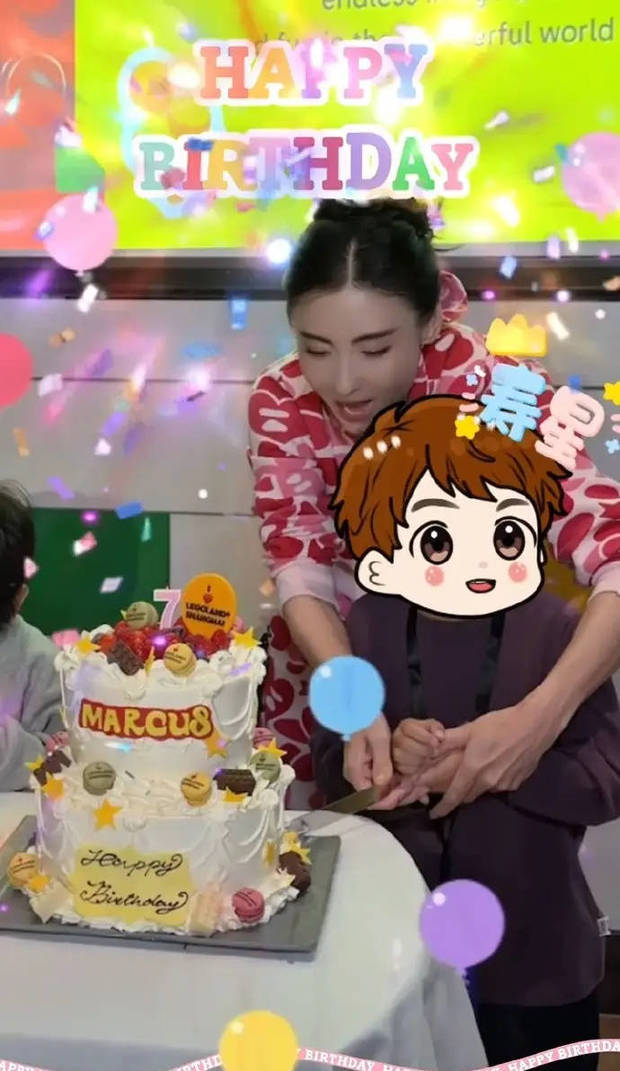 张柏芝为儿子切蛋糕。