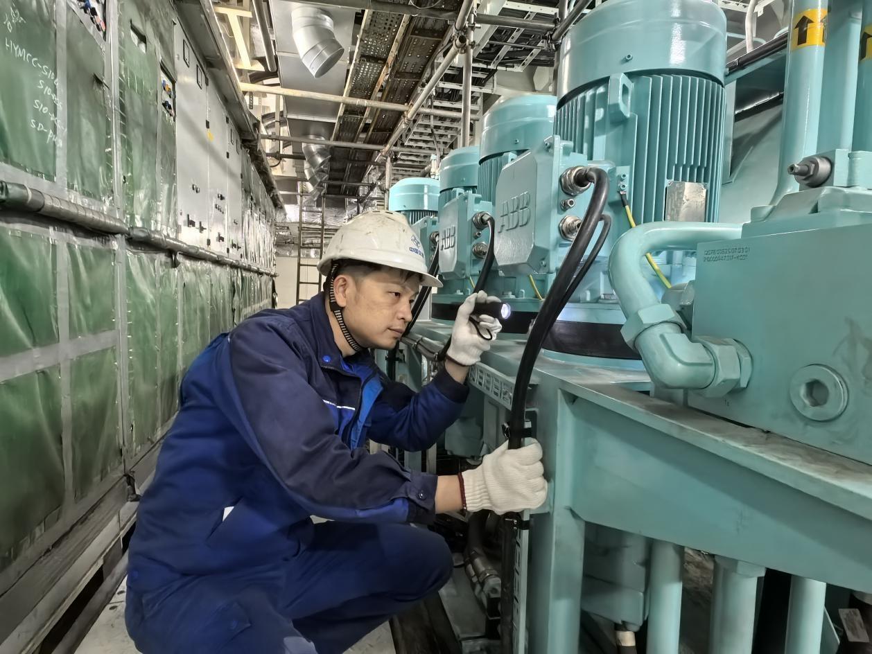 图：监造轮机长梁汝健在检查液压系统