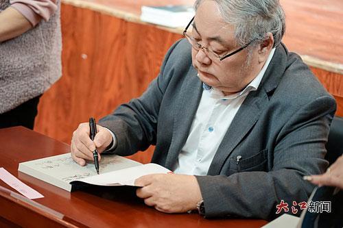 岳南为江西读者签名。