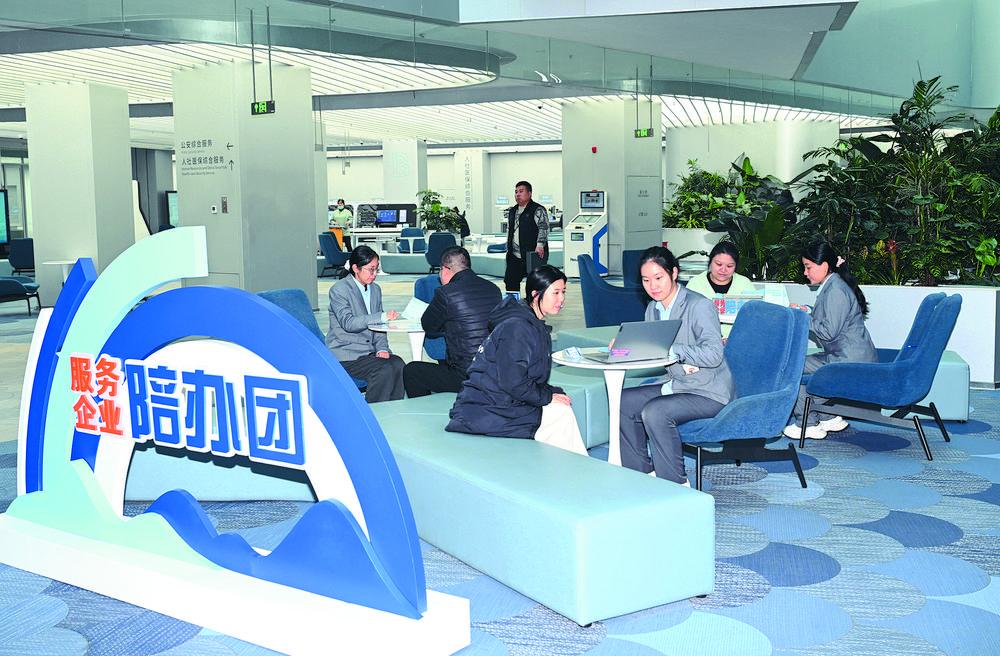 在石家庄市政务服务大厅，服务企业“陪办团”的陪办专员正在为企业提供咨询服务。