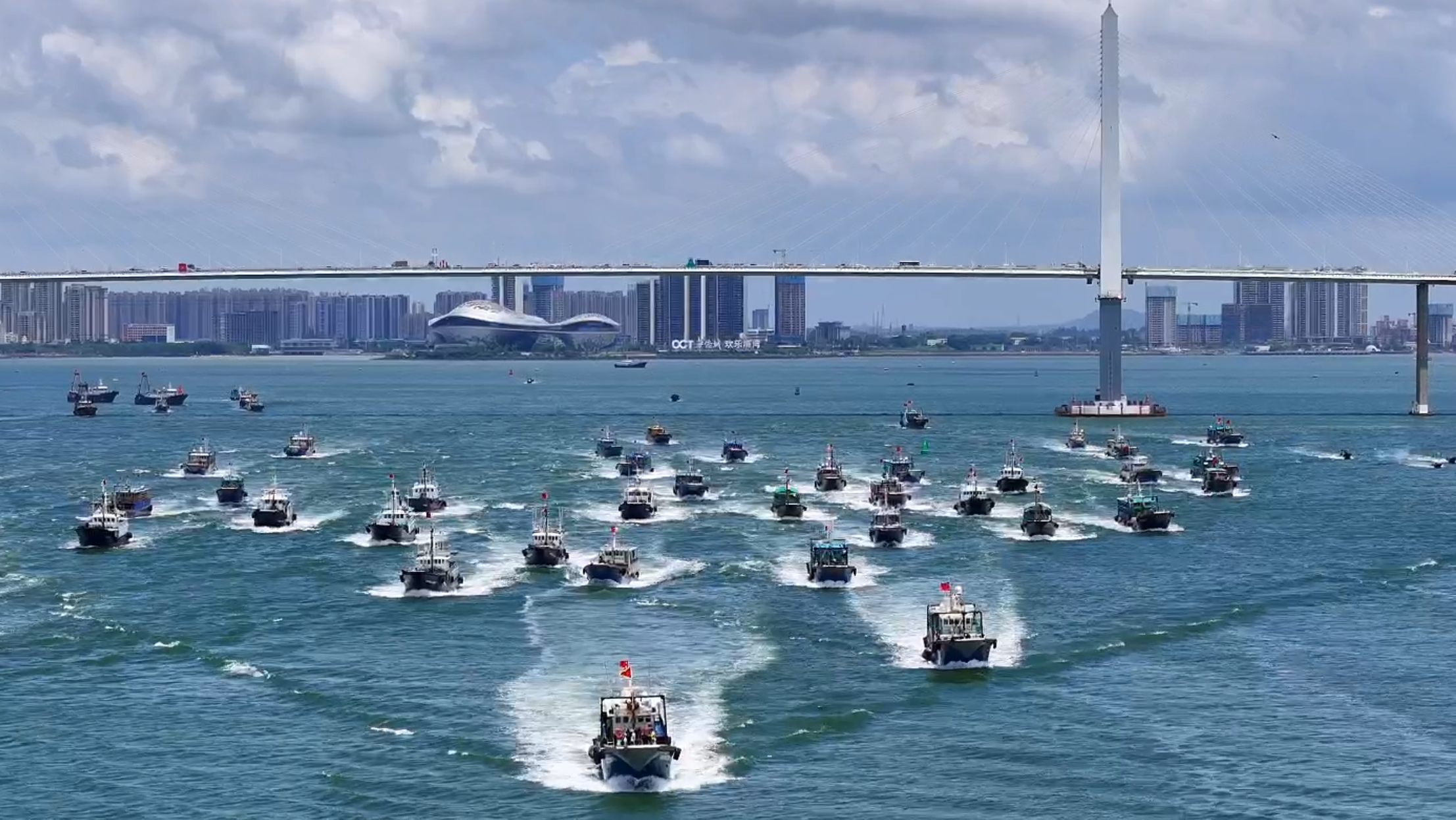 湛江8月开渔现场，渔船在海面划开一道道交错的菱形波痕