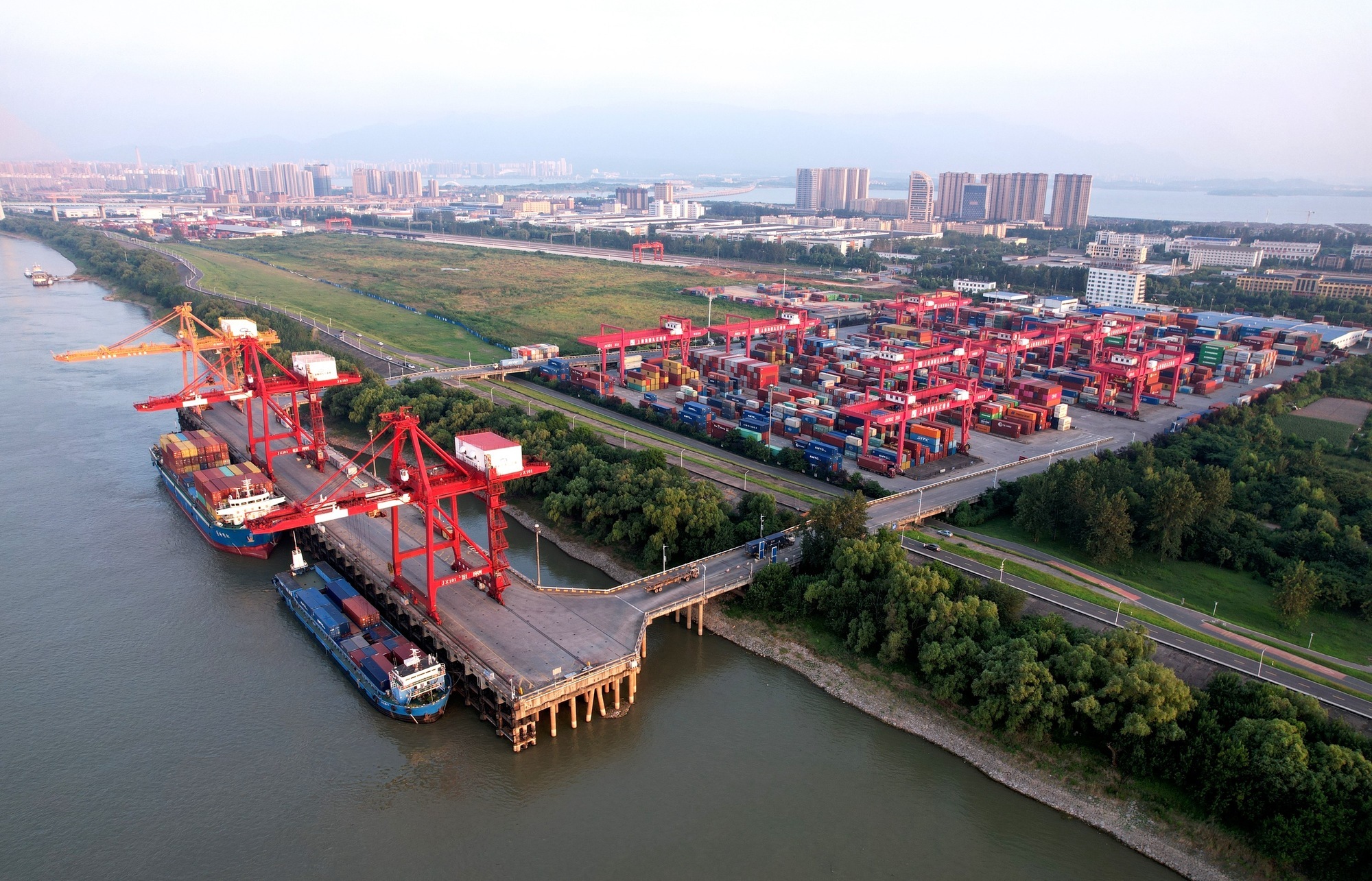 江西中行发挥跨境金融优势，为九江港国际运输代理公司提供全流程线上结算服务，为货物通江达海、畅联全球提供坚实金融支撑。