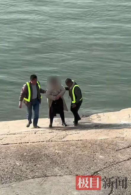 渡船安全员喻儒平和圣康俊将女子搀扶到码头值班室(目击者拍摄视频截图).png