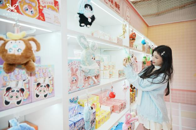 华南首展「娃三岁花间奇想」限时快闪店暨「乐土屋拓邦 The Land Studio」双活动盛大启幕