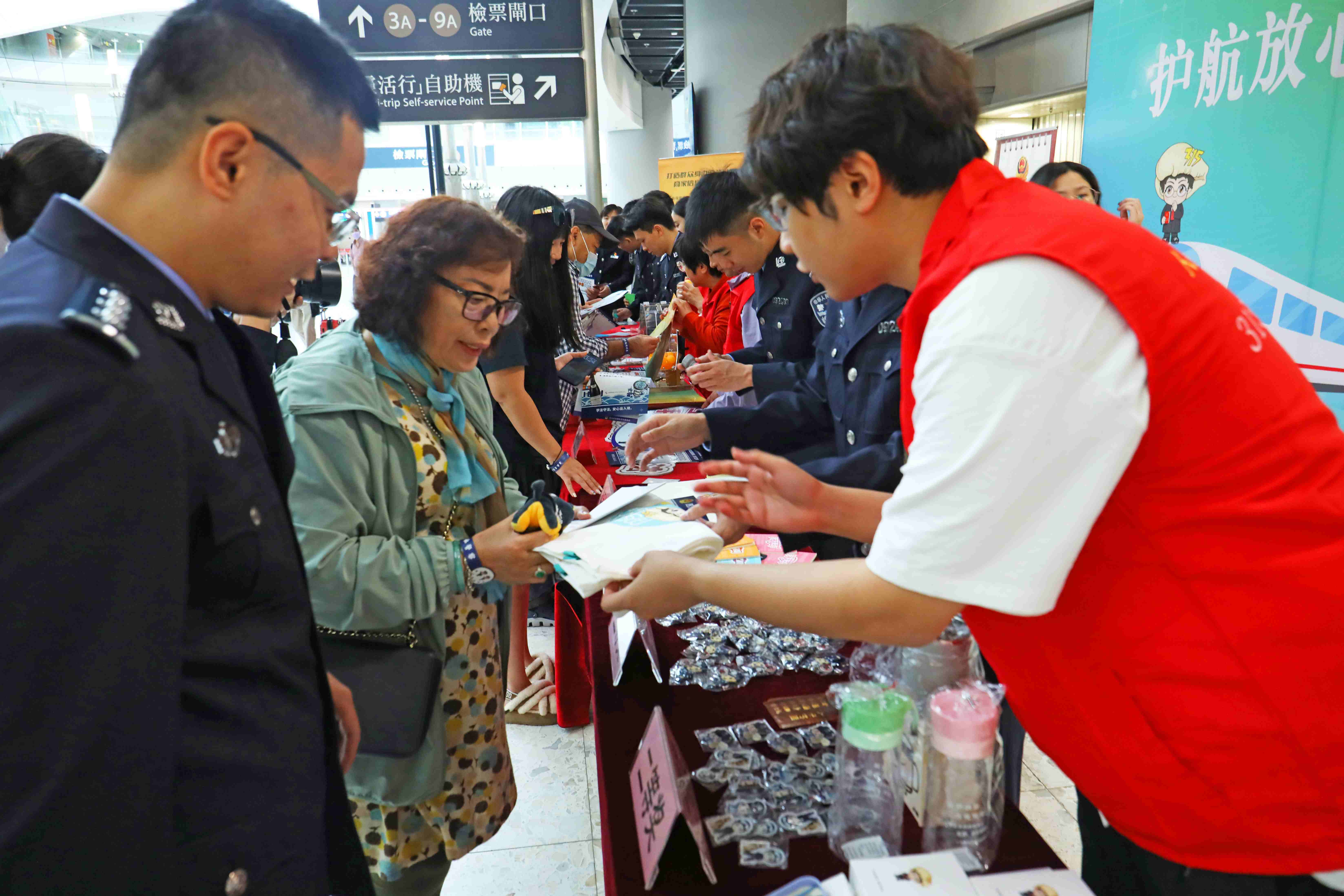 宪法宣传与消费教育深度融合 深圳市消委会为跨境旅客构筑“放心消费”桥梁