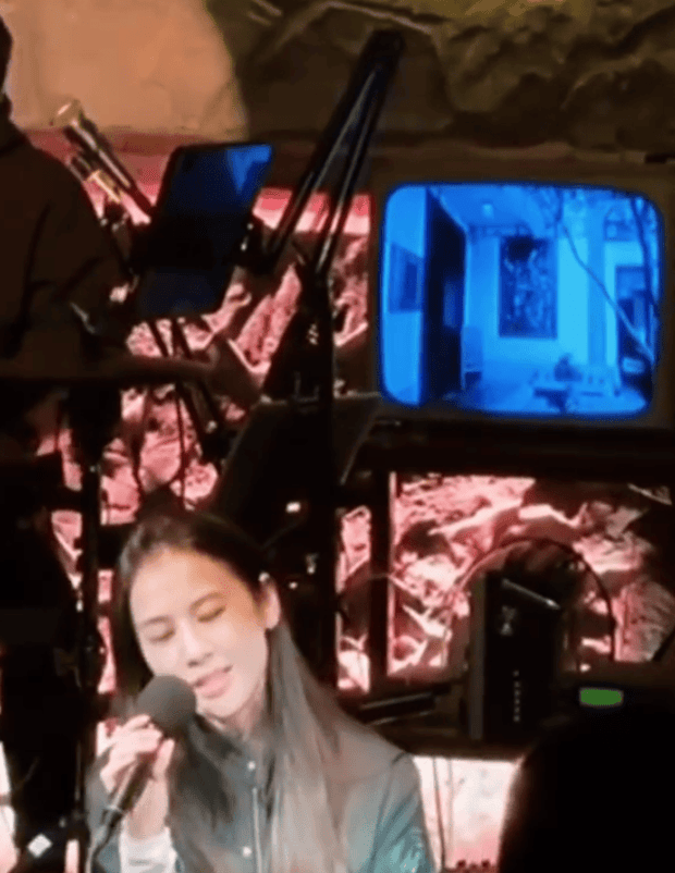 黄圣依沉浸在自己的歌声中，松弛感拉满。