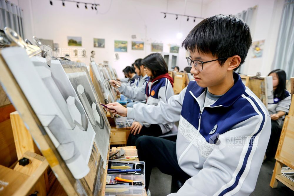 2025年12月4日,在江西省吉安市峡江县职业中专,学生在练习绘画。