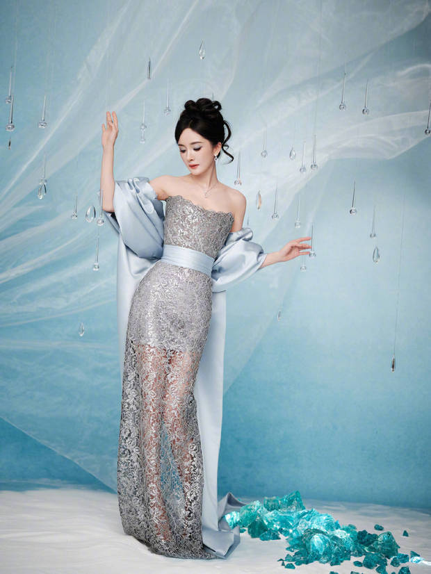 搜狐娱乐讯 4日，杨幂最新的写真美照释出，她身穿蓝色蝴蝶结镂空裙大方秀好身材，十分性感迷人！