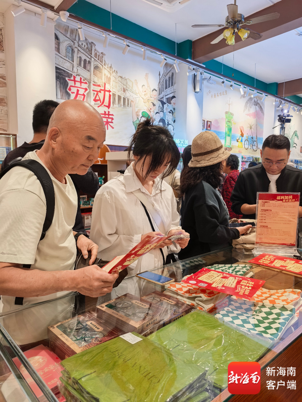 市民选购纪念品。记者 王小畅 摄