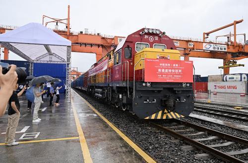 ▲重庆团结村车站,满载通讯设备、汽车零配件等货物的中欧班列(成渝)南通道特快班列缓缓驶出。(资料图片)记者 崔力 摄/视觉重庆